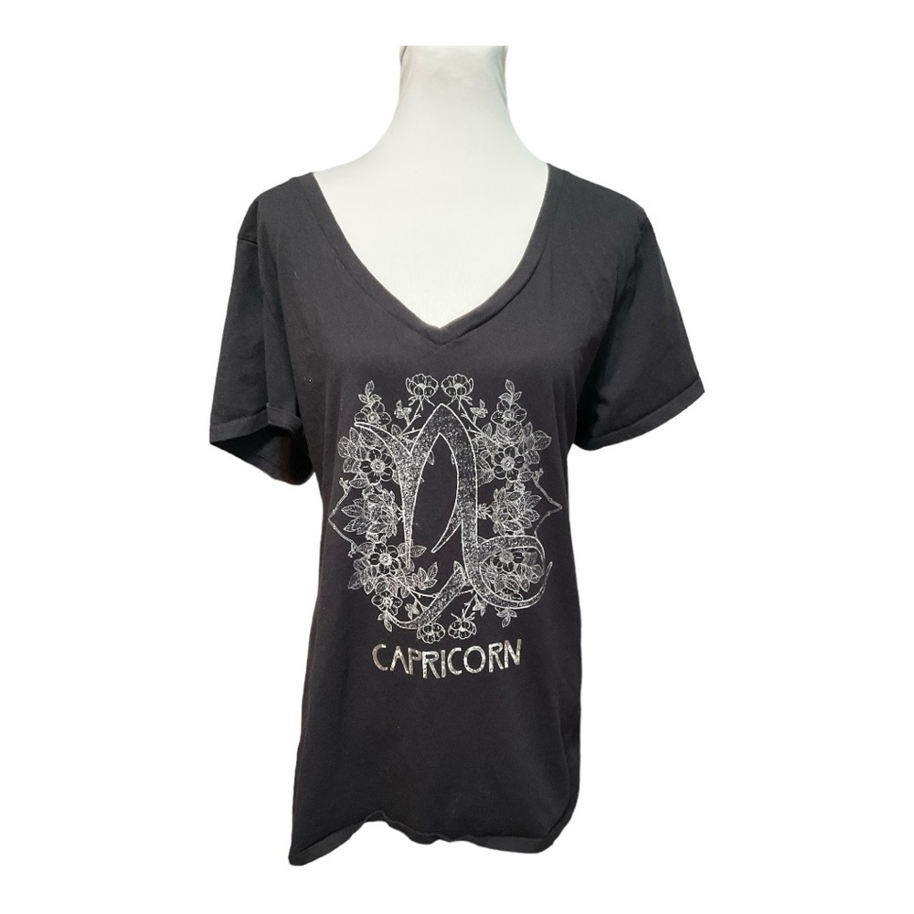 Torrid Capricorn V-Neck T-Shirt Size 3‎